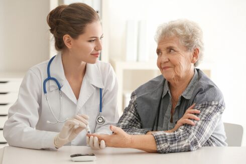 Medico e paziente con diabete